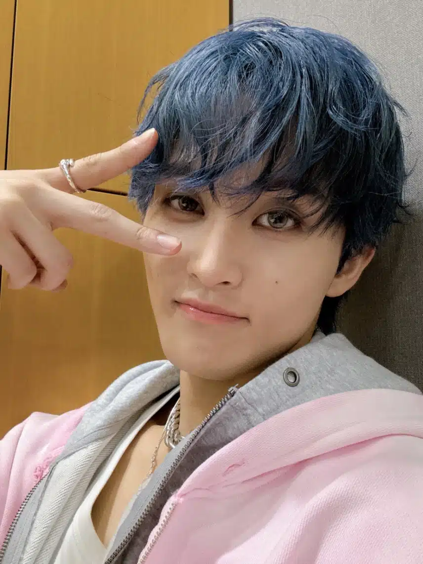 Mark with his blue hair back on looks so tired 😂
