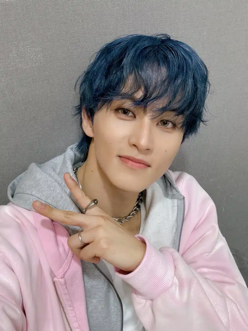Mark with his blue hair back on looks so tired 😂