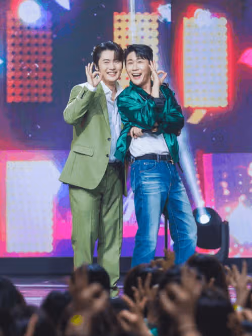 Youngtak interpretando un dueto con Son Bin-ah