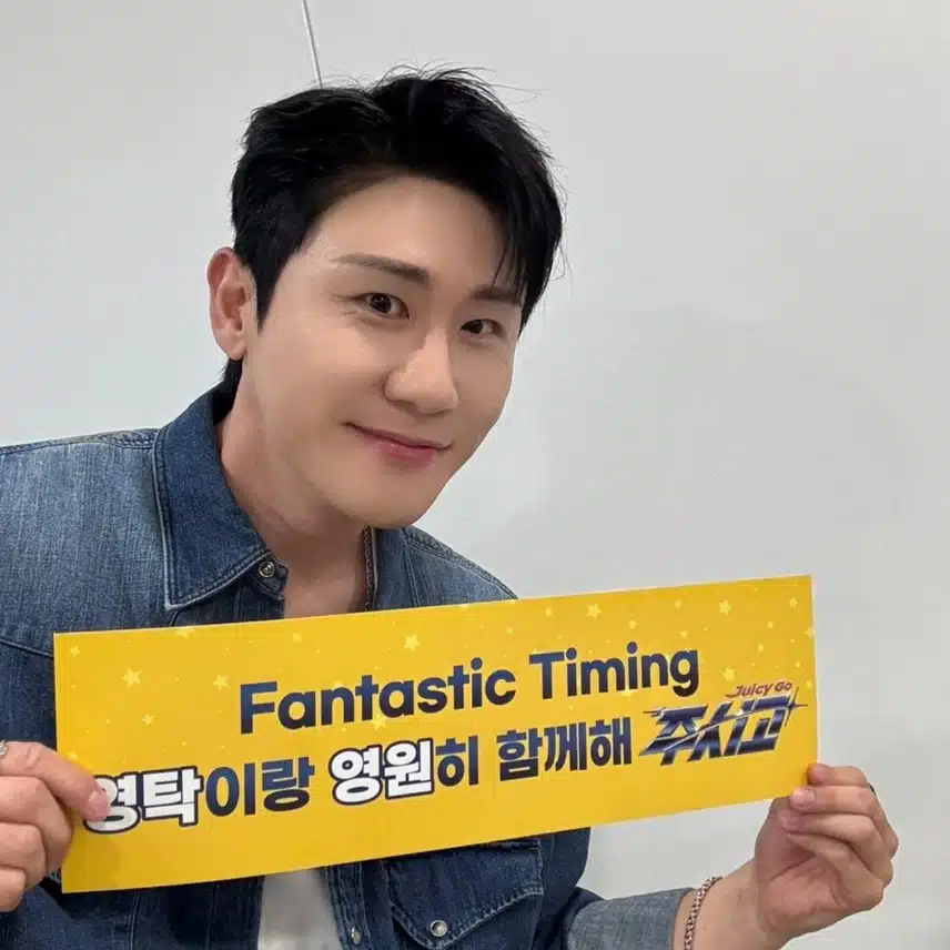 버스킹 라이브 끝내고 인증사진 찍었네요