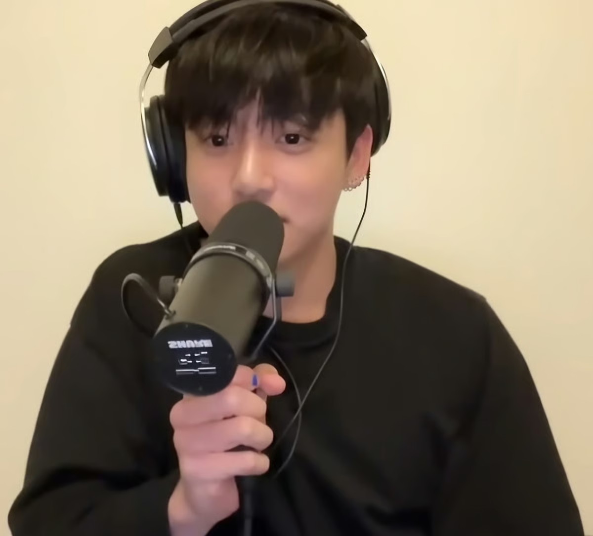 BTS Jungkook 測試新麥克風的照片