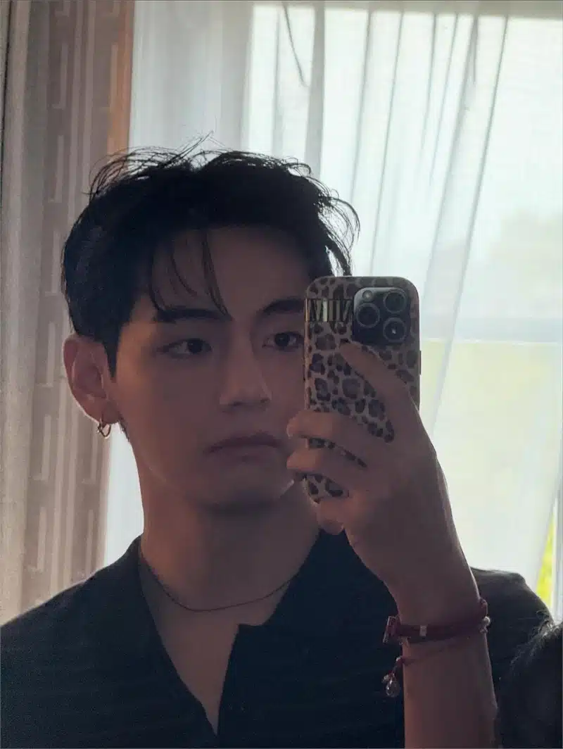 BTS V 的照片，他也是一位優雅的自拍攝影師