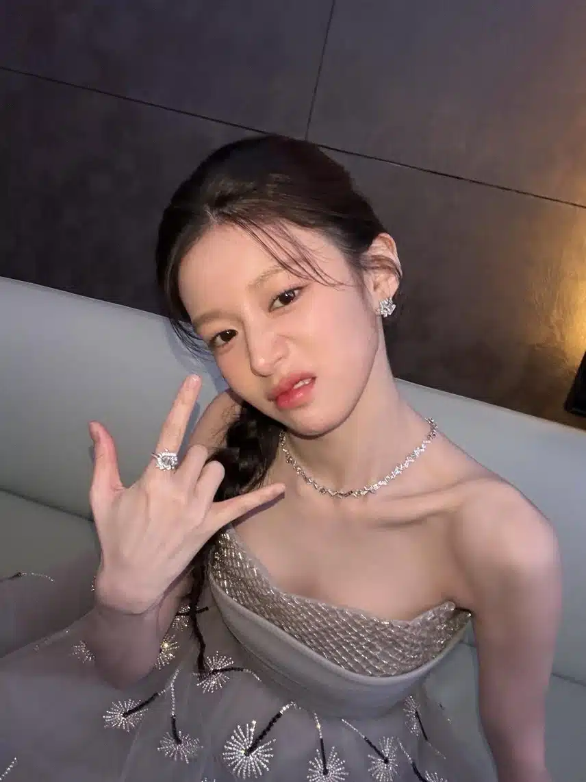 힙한 포즈와 장꾸스러운 표정으로 사진찍은 윤정님