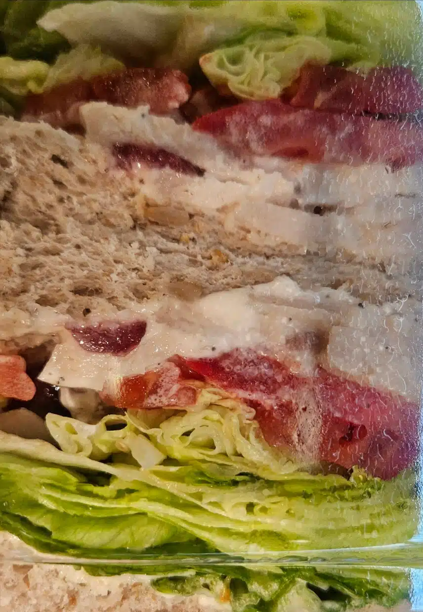 통밀빵에 가득 채워주네요.🥬🍅🧅