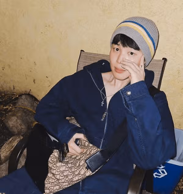 지민 사진에 루이스 해밀턴이 '좋아요' 눌렀어요.