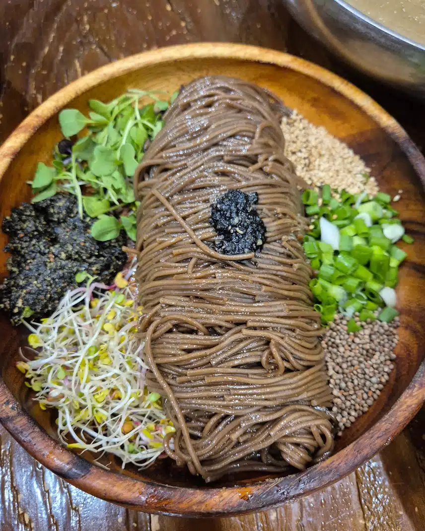 기름냉면. 숯불고기. 물비빔냉면. 물냉면😋