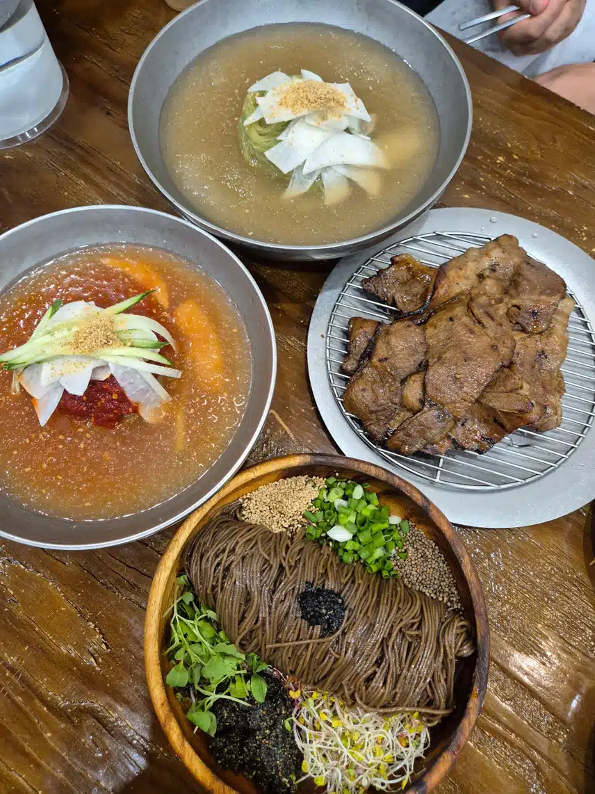 기름냉면. 숯불고기. 물비빔냉면. 물냉면😋
