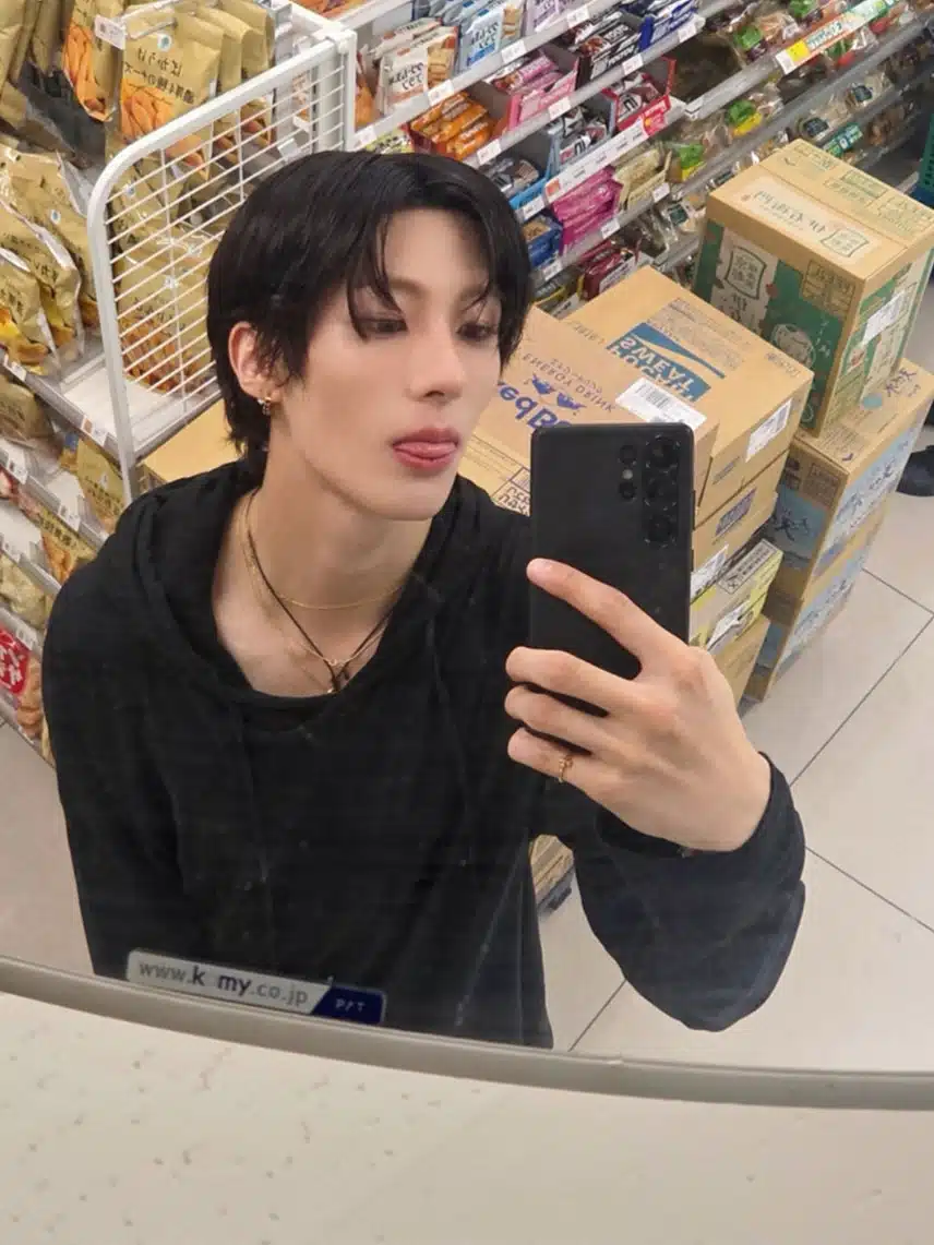 💛 인스타에 앤톤이 사진이 올라왔어용 팩하는 모습 넘 귀엽네여 💛 