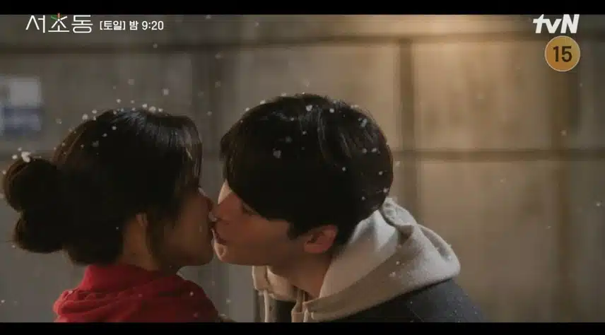 Jong-seok and Ga-young kissing in the drama Seocho-dong