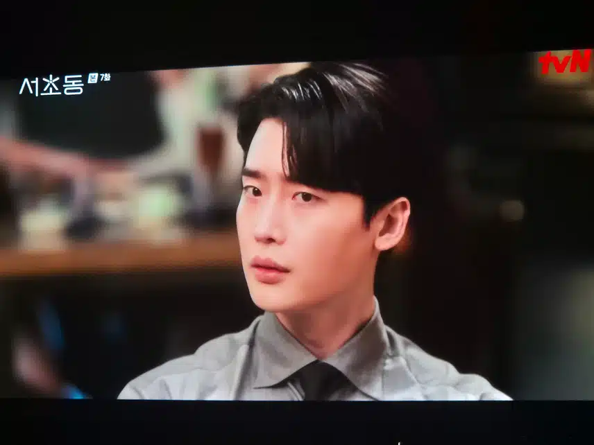 Lee Jong-suk in Seocho-dong is so cool and handsome..