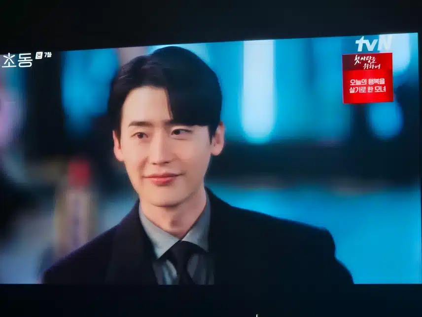 Lee Jong-suk in Seocho-dong is so cool and handsome..