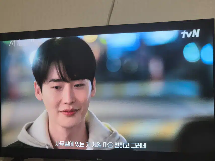 Lee Jong-suk in Seocho-dong is so cool and handsome..