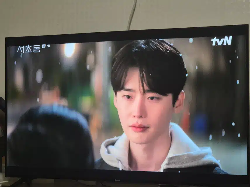 Lee Jong-suk in Seocho-dong is so cool and handsome..