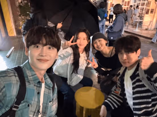 Lee Jong-suk, explosive chemistry with colleagues in 'Seocho-dong'