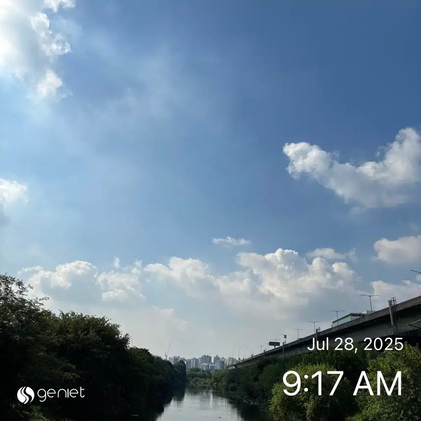 어제보다 구름이 많네요
