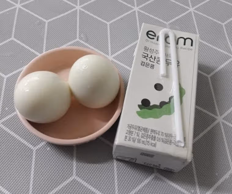 삶은 계란과 두유