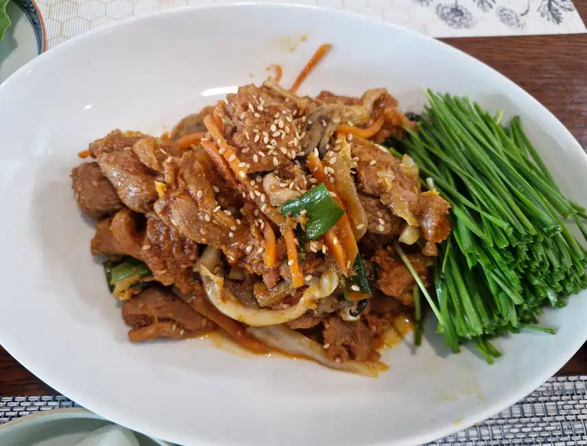 야채그득 넣고 오리주물럭으로 점심 해결해요