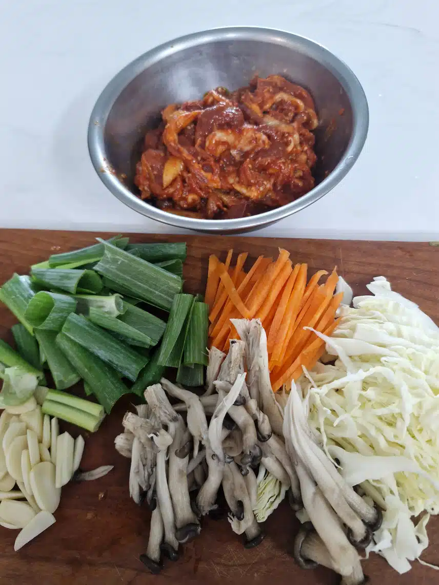 야채그득 넣고 오리주물럭으로 점심 해결해요
