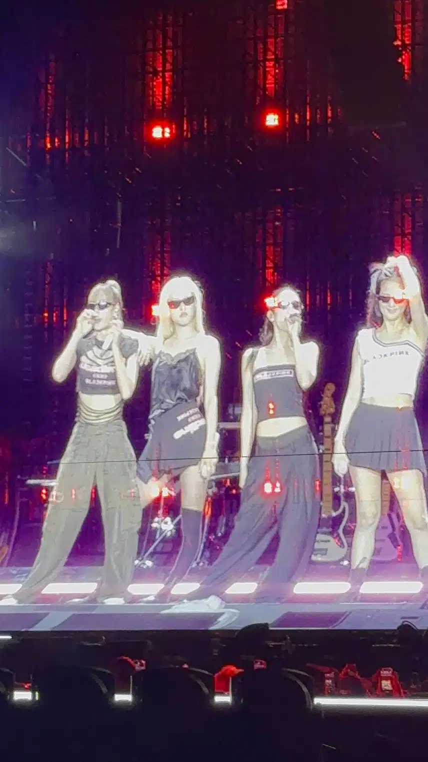 Le componenti delle Blackpink si sono trasformate in Jennie durante il bis del concerto