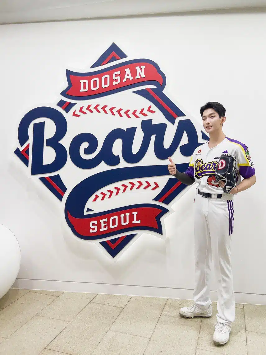 Dokyeom dei SEVENTEEN lancia il primo lancio per i Doosan Bears con immagini spettacolari