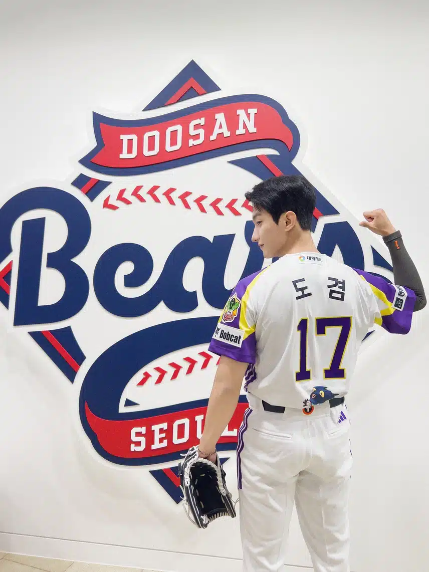 Dokyeom dei SEVENTEEN lancia il primo lancio per i Doosan Bears con immagini spettacolari