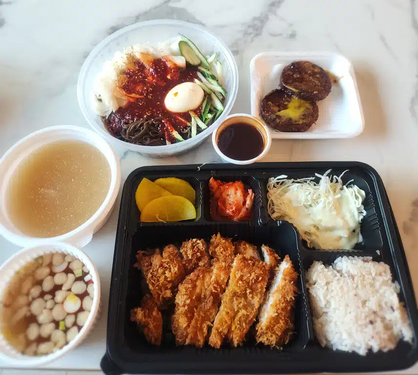 쫄깃 물냉면과 바삭한 로스까스 