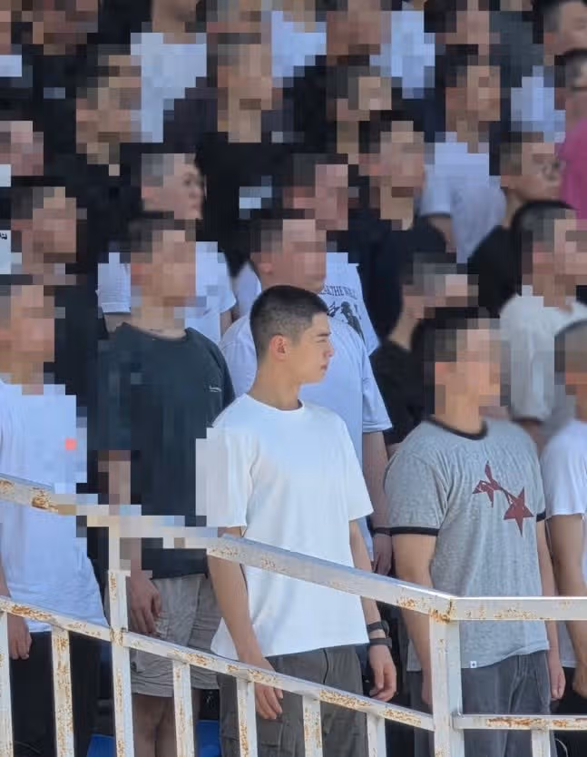 아들 보낸 어머니들도 차은우 사진만 찍어갔데요