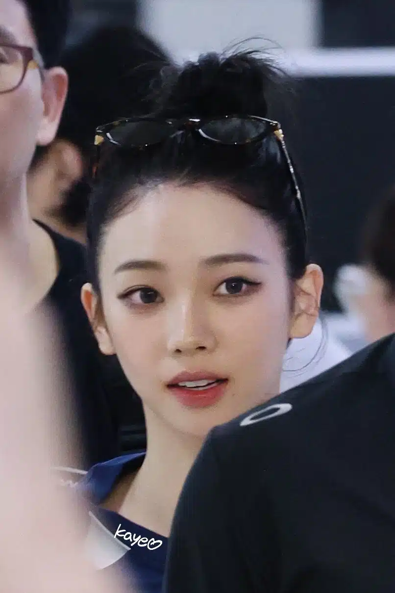 💙올백머리하고 입국한 카리나  