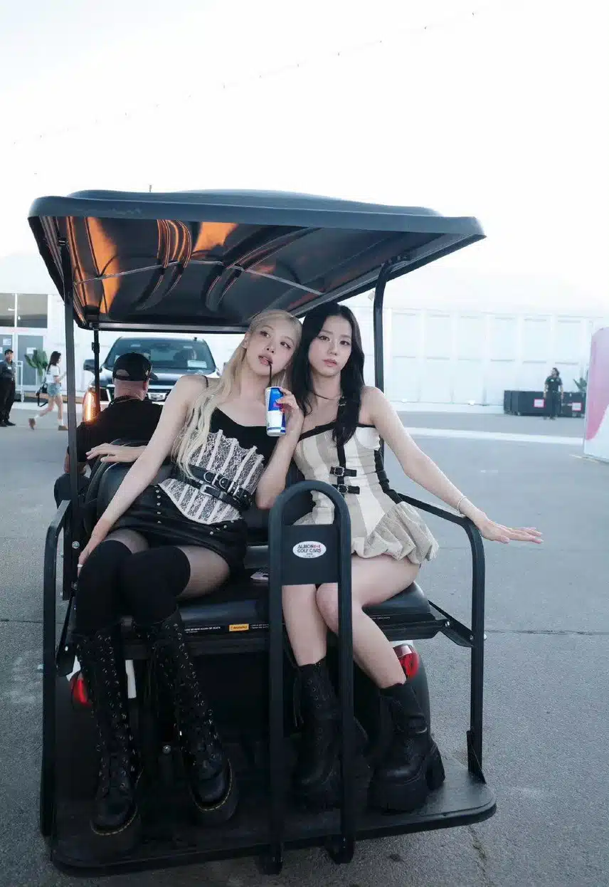 Foto con i membri pubblicate sull'account Weibo di Jisoo