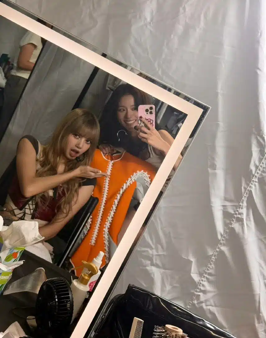 Foto con i membri pubblicate sull'account Weibo di Jisoo