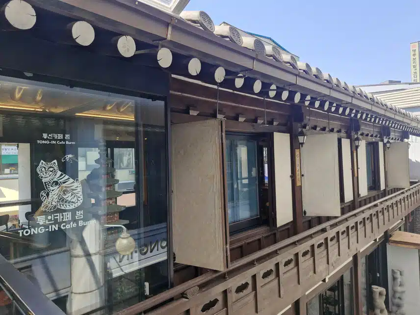잠시 카페로 피신합니다..