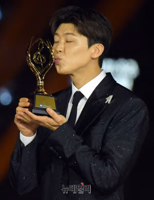 Jihyun mencium piala Top 10 Singer