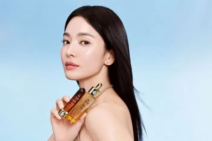 Hye-kyo scatta nuove foto per la pubblicità del nuovo prodotto Guerlain