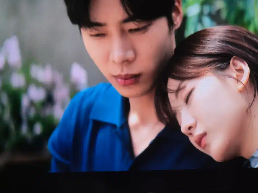 다시 평범한 무당 성아로 돌아와 견우와 행복하게 지내네요