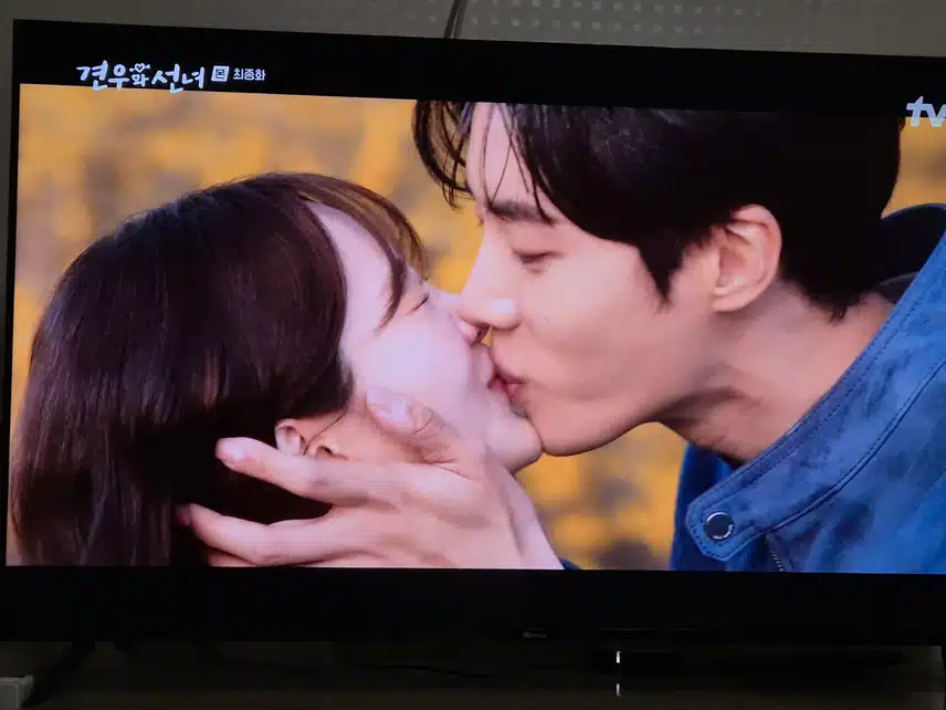 다시 평범한 무당 성아로 돌아와 견우와 행복하게 지내네요