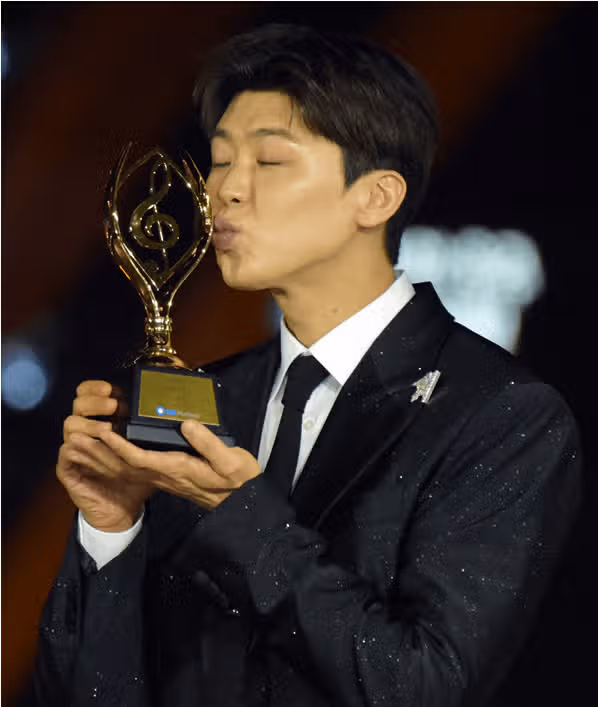 Park Ji-hyun mencium trofi Teen Singer