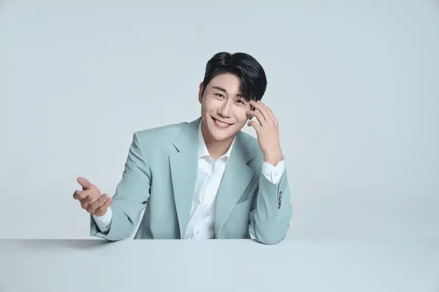 영탁은 전통 트롯에 새로운 색을 입히는 가수 같아요.