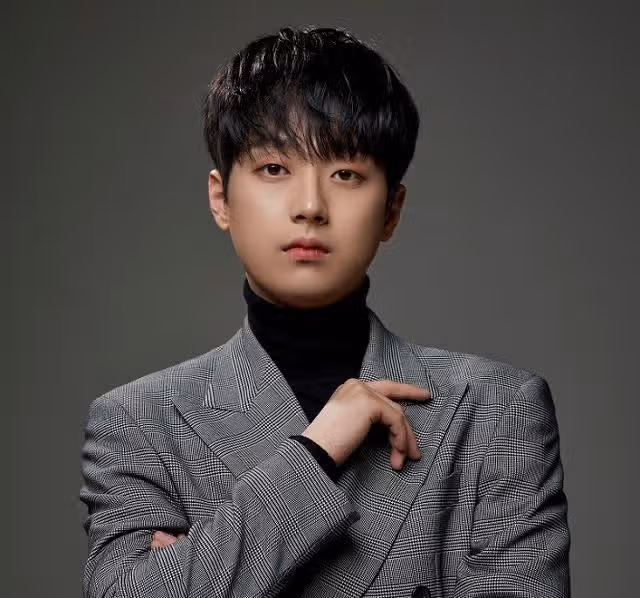 이찬원은 남녀노소 팬층이 두터운 가수라는 게 자랑이에요.