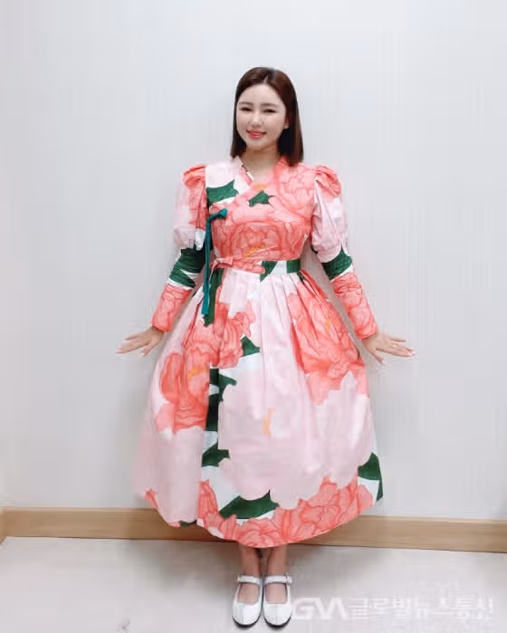 송가인은 한복 무대를 보면 정말 한국적인 아름다움이 느껴져요.