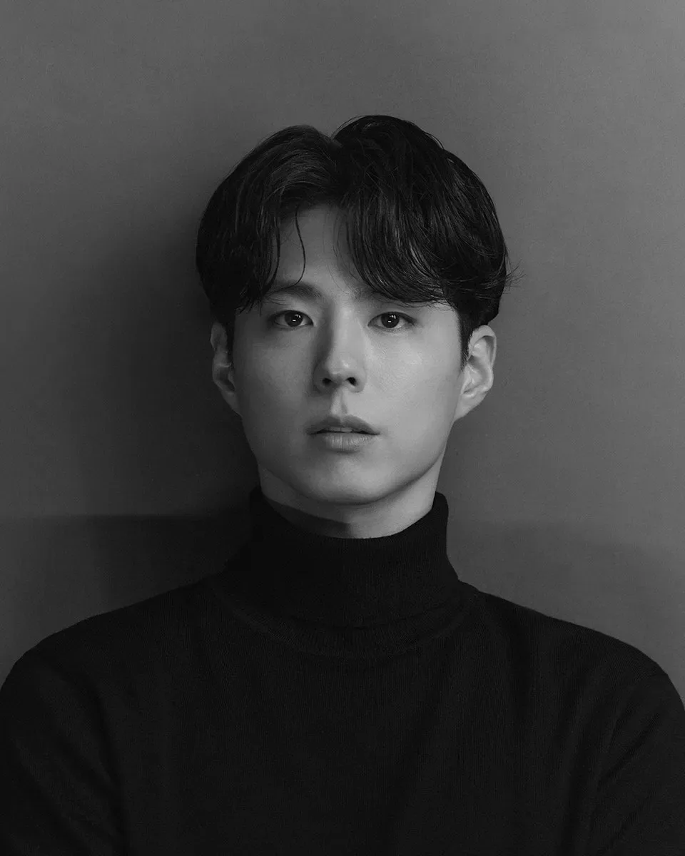 차분하면서도 힘 있는 목소리라 듣는 사람이 기분이 좋아져요.