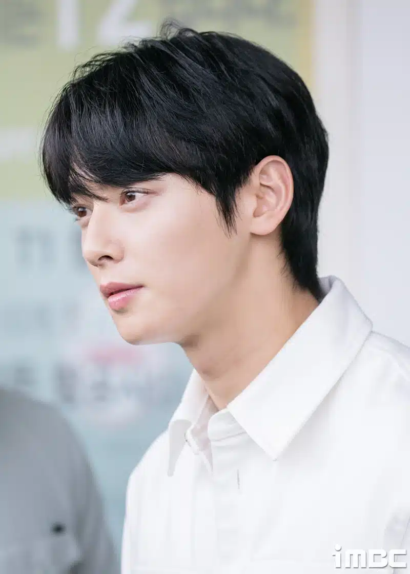 차은우 하면 연기 이미지가 강하지만 무대 위에서도 매력이 커요.