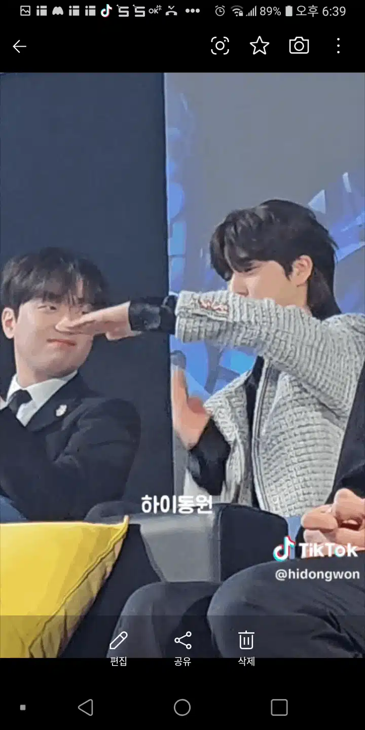 흥이 많아  앉아서 춤는 동원이 귀여워요