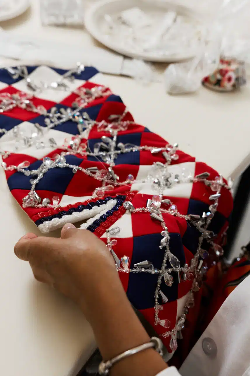 Kostum panggung rancangan Tommy Hilfiger untuk Jisoo