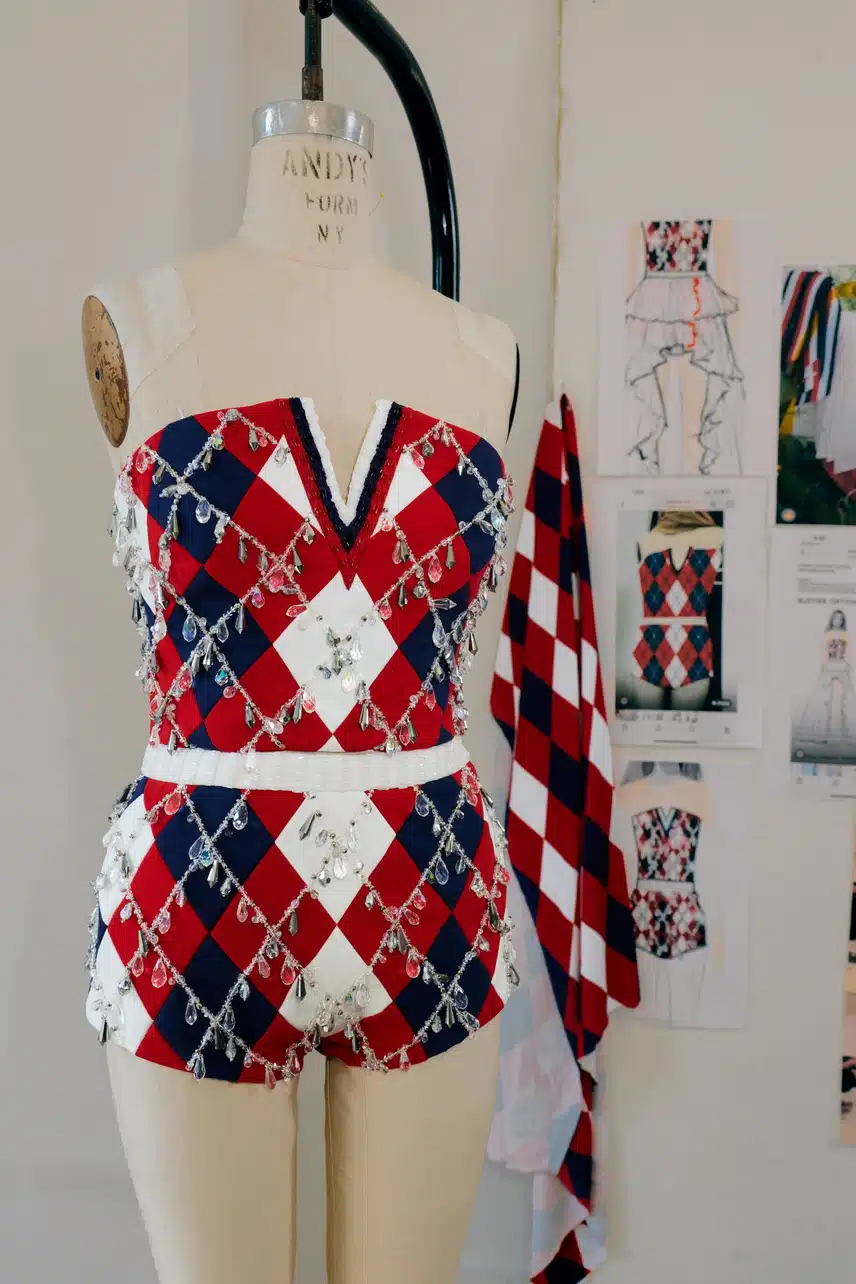Kostum panggung rancangan Tommy Hilfiger untuk Jisoo