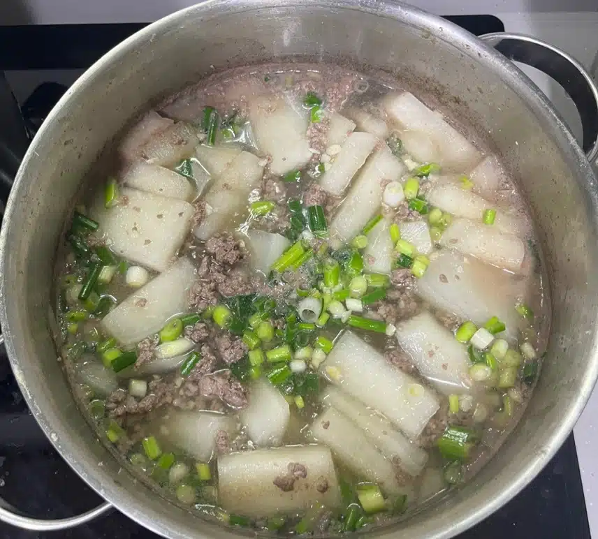 소고기 무우국을 끓였어요 