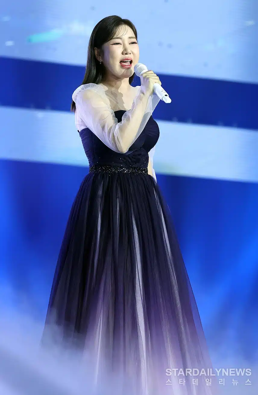 Ga-in si esibisce con passione ai Trot Music Awards 2025