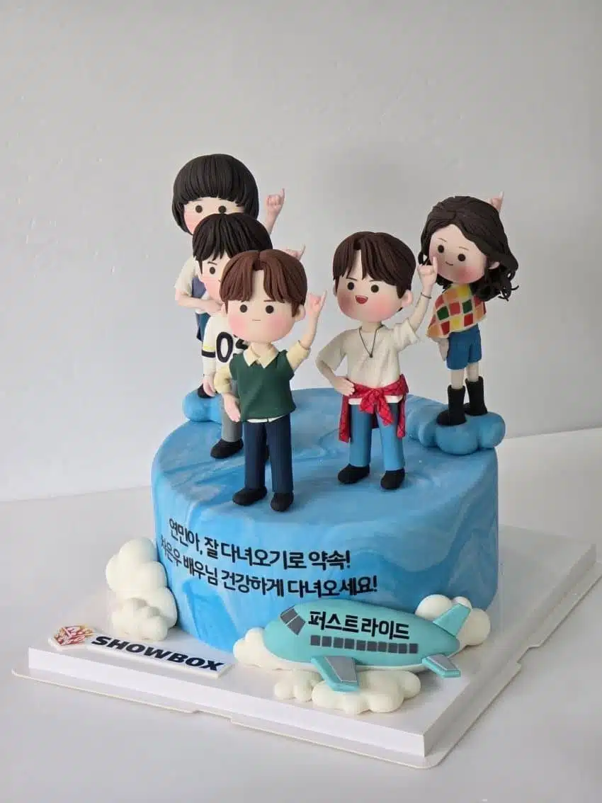 쇼박스에서 은우 입대 기념 케이크 보내주셨네요