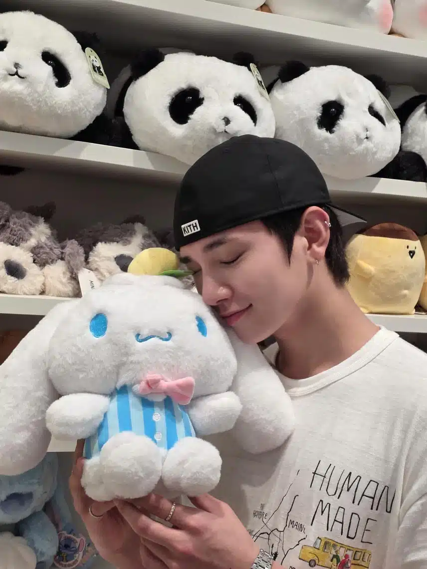 Joshua dei Seventeen si scatta una foto con dei graziosi bambini a Shanghai