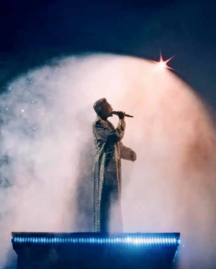 G-Dragon 在雅加達 Ubermansch 演唱會上閃耀的照片