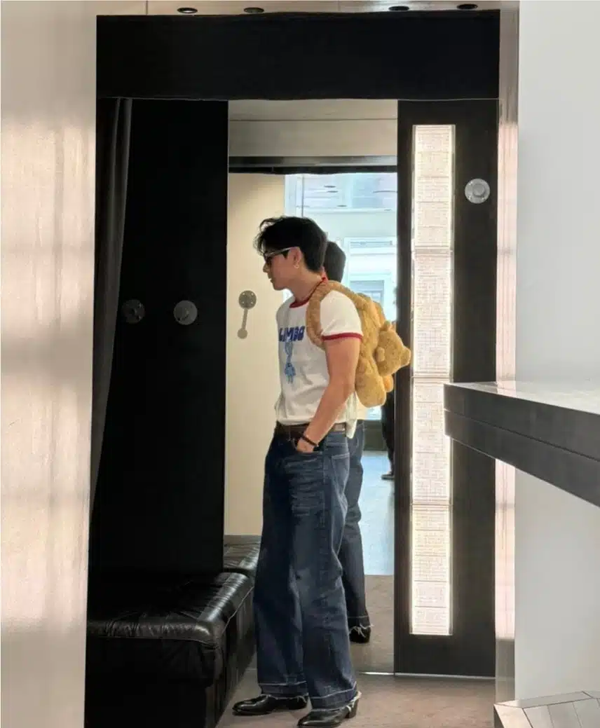 뷔가 파리에서 보여준 귀여운 ootd